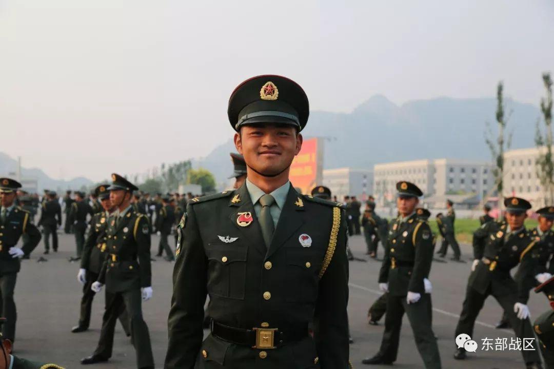 受阅官兵劈枪训练有多帅受阅官兵的劈枪训练是一种非常壮观的场景，给人一种震撼的感觉。