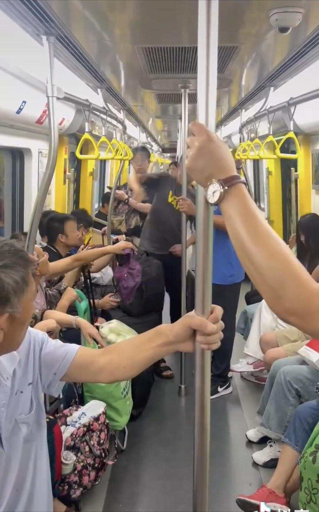 熊孩子踢人闹车厢 \"地铁判官\"出击自媒体作者笔下的观察与思考，熊孩子踢人闹车厢，地铁判官出击