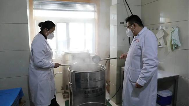 山东菏泽一中学初一多达94个班山东菏泽一中学初一规模空前扩大，多达94个班级，教育资源配置需关注