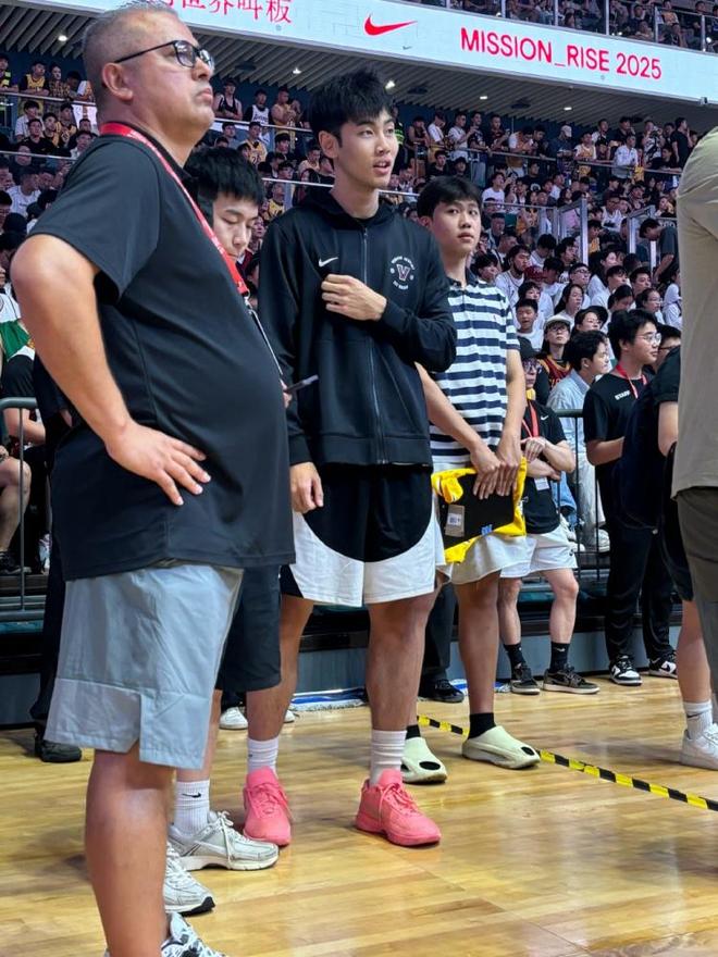 詹姆斯与赵睿李梦现场互动詹姆斯与赵睿李梦，现场互动的独特魅力