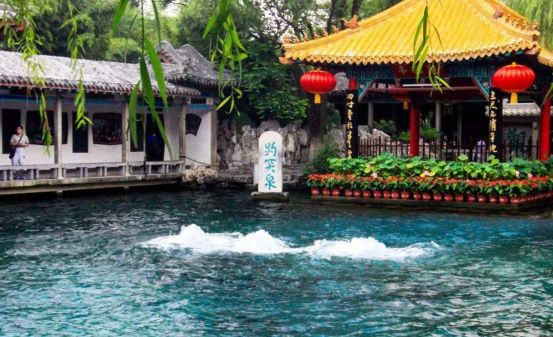 趵突泉提醒游客水深3米且有淤泥趵突泉提醒游客水深三米且有淤泥，这是非常重要的安全警示。游客在参观趵突泉时应当注意以下几点
